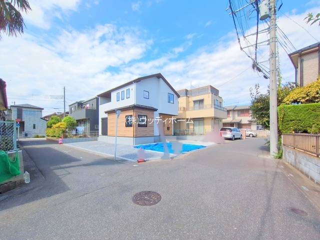 越谷市大林11期　新築一戸建ての前面道路含む現地写真