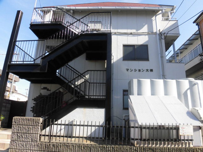 【外観】 | マンション大桐 | 白い壁のシンプルな外観です