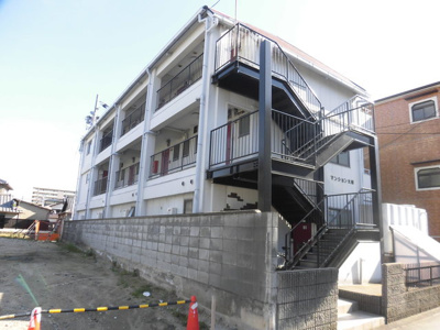 【外観】 | マンション大桐 | 白い壁のシンプルな外観です