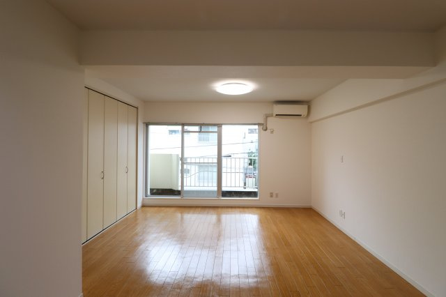 メゾン・ド・グリシーヌの居間・リビング|こちらの居間で趣味の時間をお楽しみください