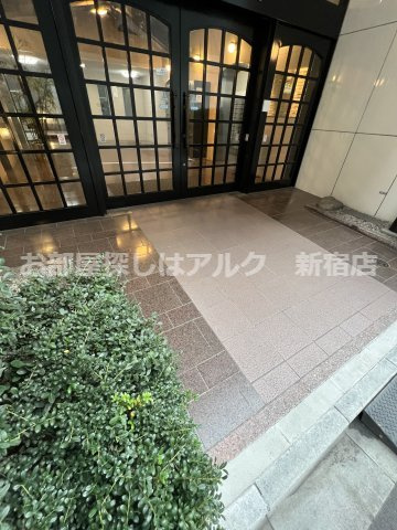 新宿御苑ダイカンプラザのエントランス