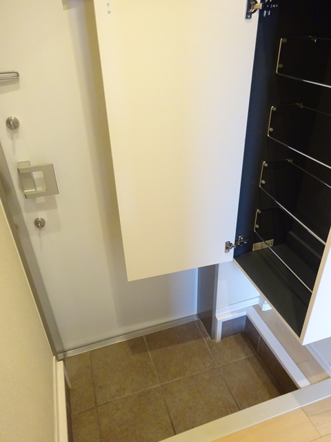 悠和ホームズの玄関