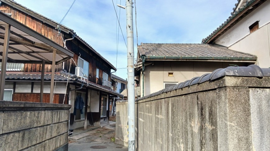 【前面道路含む現地写真】