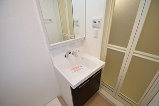 洗面所内に洗濯機置場あります♪