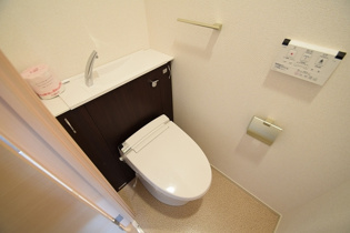 温水洗浄便座付きのトイレです！