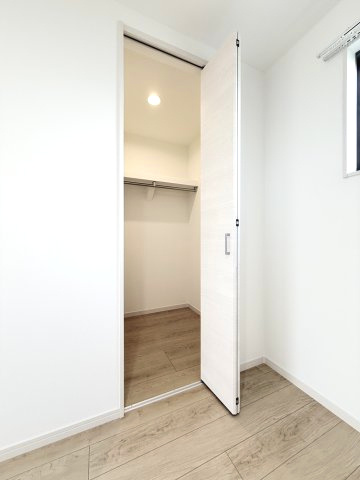 ポラリス野中町の収納|ウォークインクローゼットも完備。天井にはダウンライトも