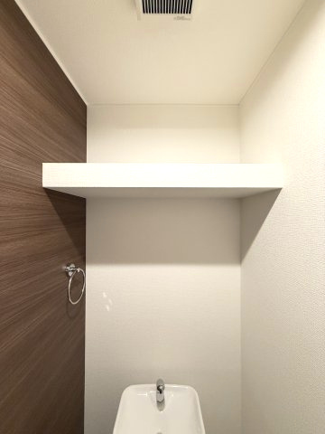 ポラリス野中町のトイレ|トイレの上に便利な棚があります