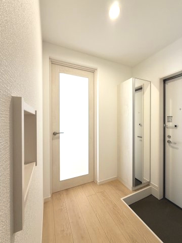 ポラリス野中町の玄関|明るい玄関スペース