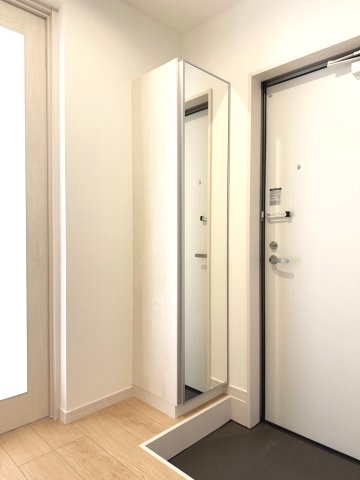 ポラリス野中町の玄関|鏡付きのシューズボックス