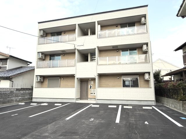 ポラリス野中町の外観|ポラリス野中町の外観。建物の前に敷地内の駐車場完備