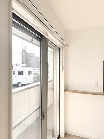 ポラリス野中町の居間・リビング|東南に面したバルコニー入口の複層ガラス窓