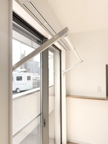 ポラリス野中町の居間・リビング|窓枠収納タイプの室内物干しが完備