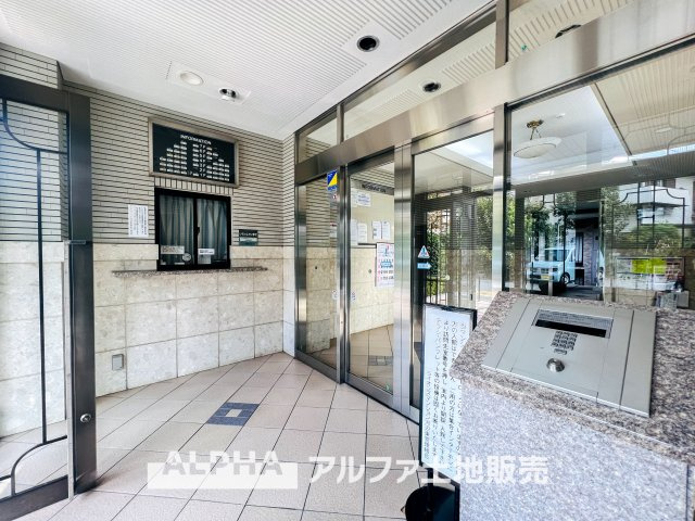ライオンズマンション河辺東のエントランス|【Entrance】
◆エントランス◆共用部は管理の行き届いた綺麗なスペース。いつも明るく家族を、来客を出迎えてくれる大切な場所です。