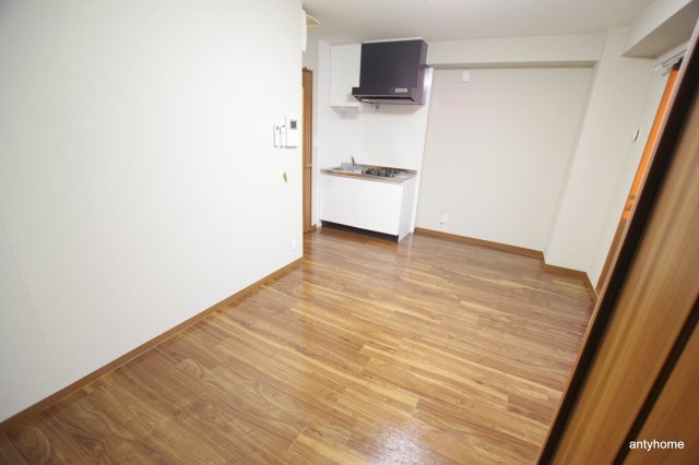 プリエール新大阪サウス　仲介手数料無料の居間・リビング