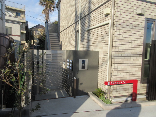 Euphoriaのエントランス|安心のオートロック　便利な宅配ボックス