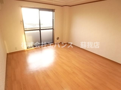 【居間・リビング】 | グランチェスタ千葉寺Ⅱ | ゆったりとしたリビングです