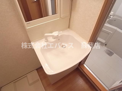 【独立洗面台】 | グランチェスタ千葉寺Ⅱ | 独立洗面台、小物を置くことができて便利です