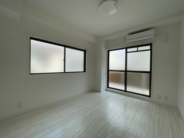 アヴァンティ春日野の居間・リビング