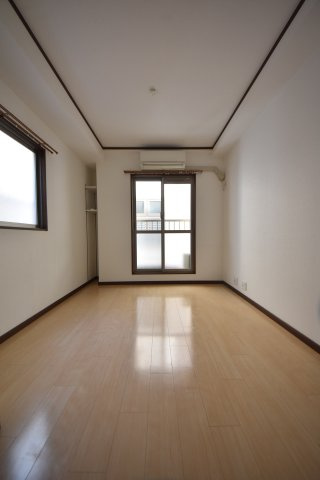 呉ビルの居間・リビング