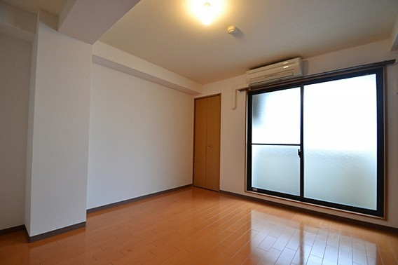 サントル花隈の洋室