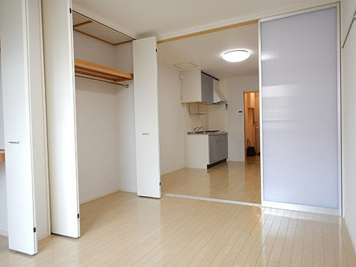 ラ・クエスタ岡本の居間・リビング