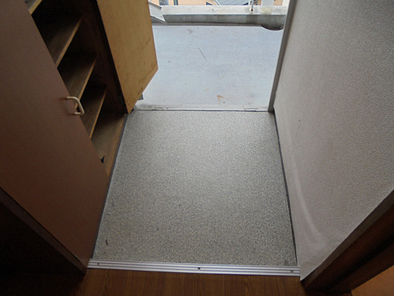 金盃第２ビル高羽荘の玄関