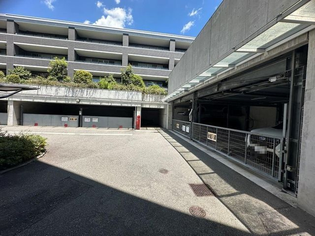 ロジュマン住吉山手の駐車場