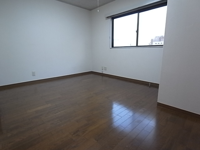 ローズコート諏訪山の洋室