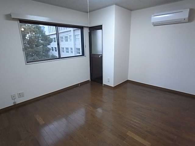 ローズコート諏訪山の洋室