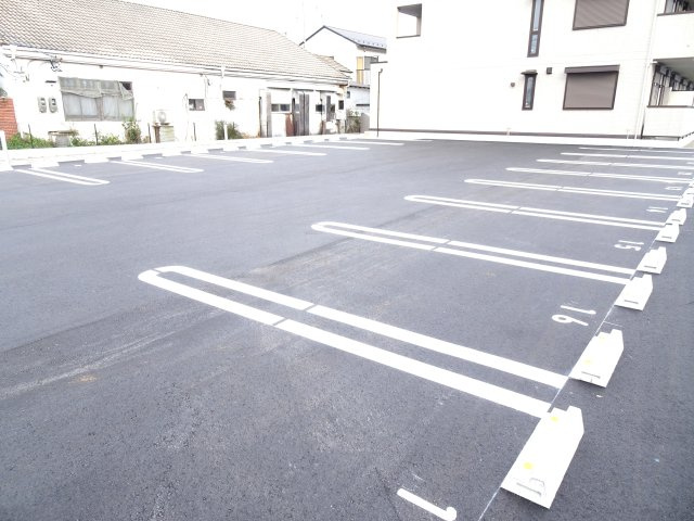 ドマーニ・Sの駐車場