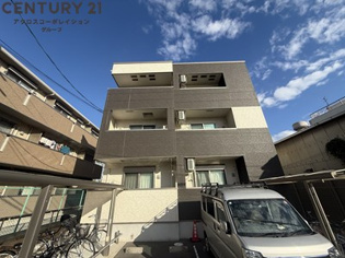 オートロックで外部の人間が簡単に出入りできないため安心です。
