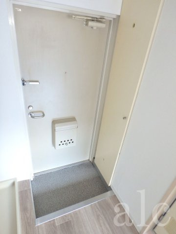 スカイコート新中野の玄関|玄関部・シューズクローゼットがあります。　※反転タイプ