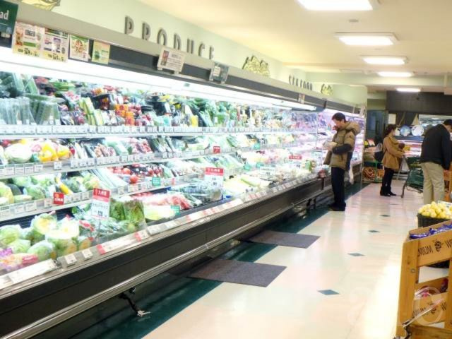 スカイコート新中野の周辺|サントク店内　物件から163m徒歩2分