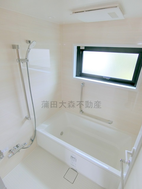 Hyggeヒュッゲの浴室|窓と浴室乾燥機+追焚付き　バスルーム　お風呂