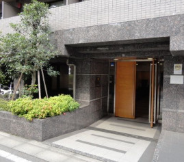 ルーブル芦花公園のエントランス