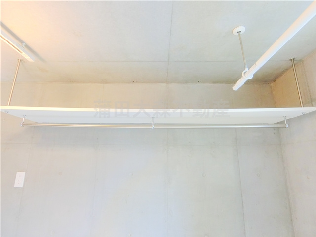 COCOFLATココフラット蒲田の収納|大型のオープンクローゼット！　室内物干し金具！