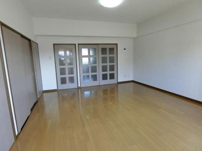 【居間・リビング】 | リバーサイド東櫛原 | こちらの居間で趣味の時間をお楽しみください