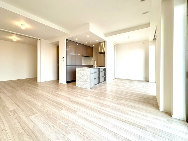 SKY DUO PARK VILLAGE T棟  47階の居間・リビング|東向きの明るいリビングダイニングキッチン（約20.9帖）です。