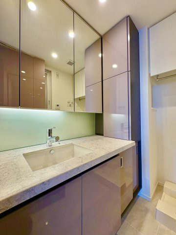 SKY DUO PARK VILLAGE T棟  47階の独立洗面台|三面鏡の収納スペースの多い洗面スペースです。