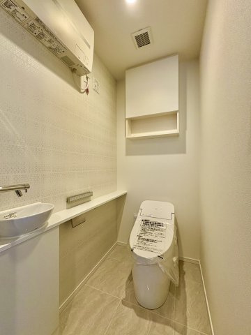 SKY DUO PARK VILLAGE T棟  47階のトイレ|手洗い付きのタンクレストイレです。