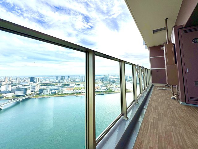 SKY DUO PARK VILLAGE T棟  47階のバルコニー|18.6㎡、奥行きが約2mあるバルコニーです。