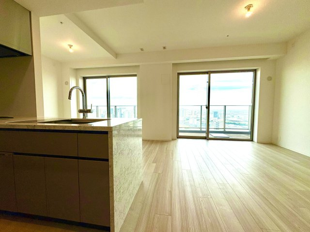 SKY DUO PARK VILLAGE T棟  47階の居間・リビング|東向きの明るいリビングダイニングキッチン（約20.9帖）です。