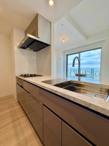 SKY DUO PARK VILLAGE T棟  47階のキッチン|収納スペースが豊富なキッチンです。食洗機、ディスポーザー、浄水器、カップボードが設置されています。