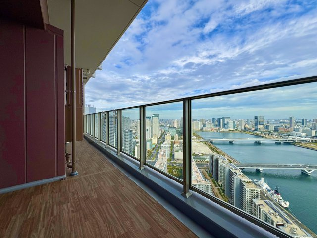 SKY DUO PARK VILLAGE T棟  47階のバルコニー|18.6㎡、奥行きが約2mあるバルコニーです。