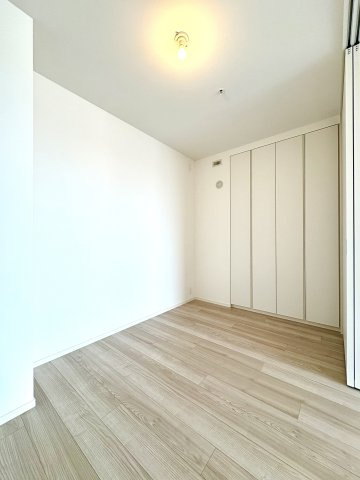 SKY DUO PARK VILLAGE T棟  47階の洋室|5帖のベッドルームです。スライドドアを開けることでリビングダイニングと一体でご利用可能です。