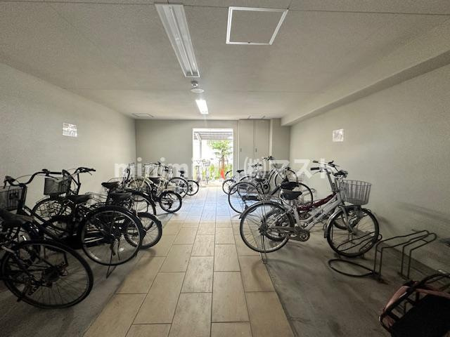 大阪市中央区瓦屋町１丁目の賃貸マンションの駐車場