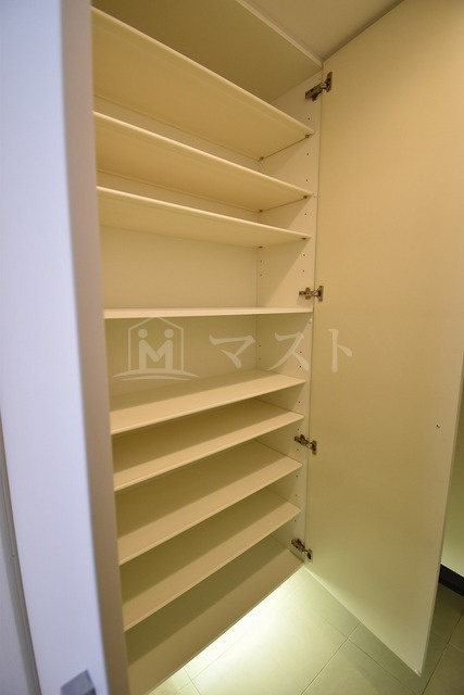 大阪市中央区久太郎町１丁目の賃貸マンションの収納