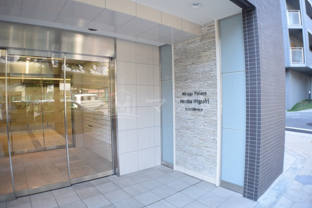 大阪市中央区高津１丁目の賃貸マンションのエントランス