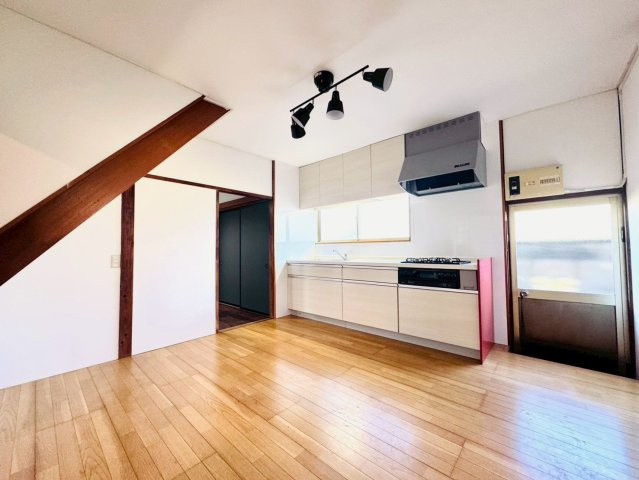 阿左美N戸建の居間・リビング|広いリビングです