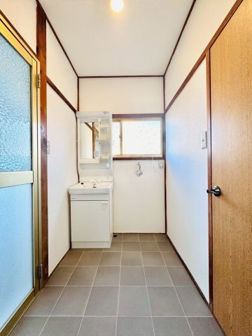 阿左美N戸建の洗面所|スペースが確保できる洗面所です